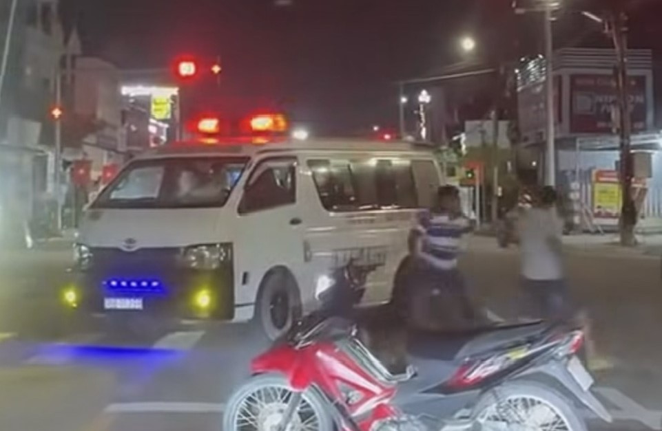 Bắt giam đối tượng đuổi theo xe cứu thương hơn 10km để đập ph&aacute; - Ảnh 2.