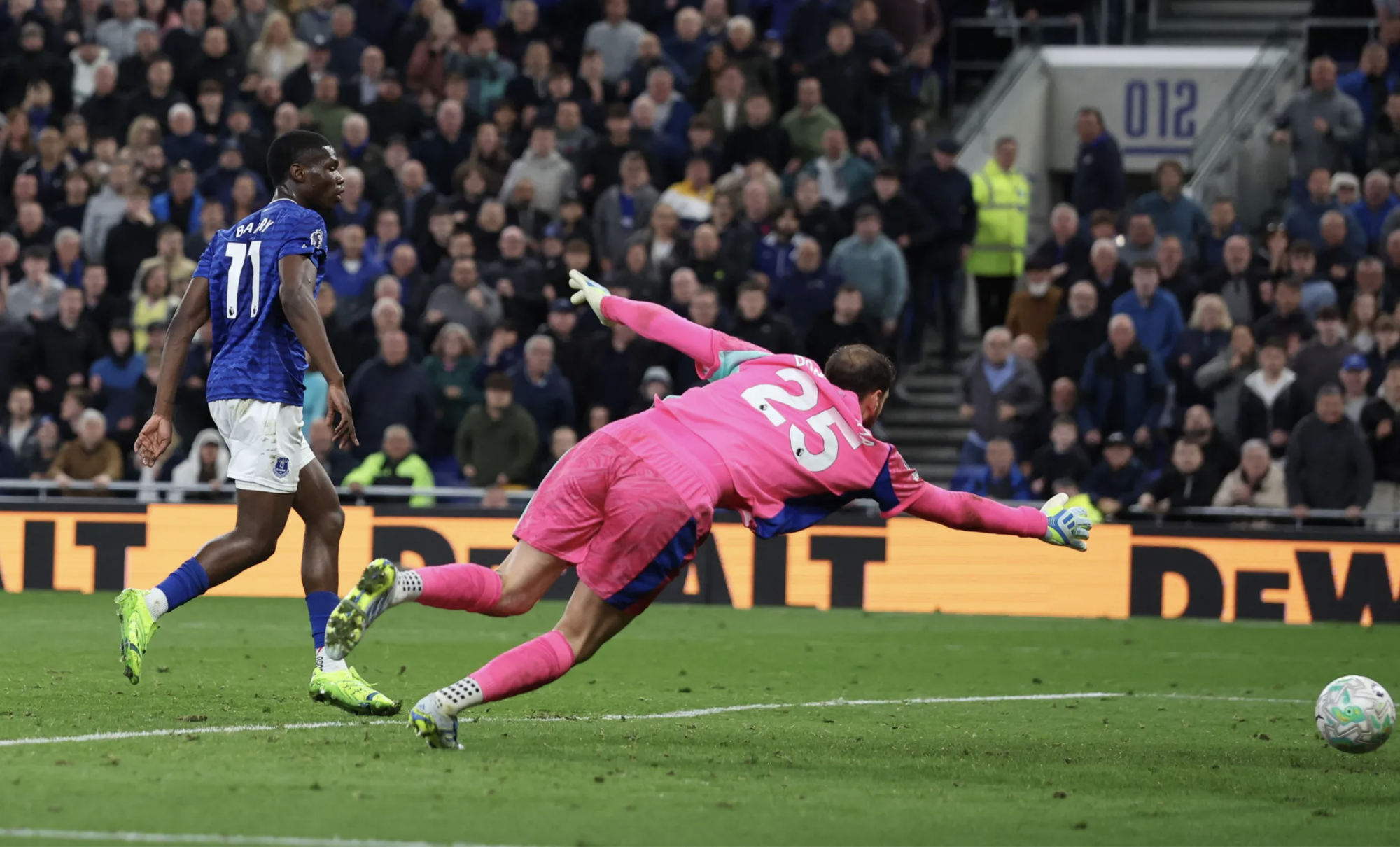 Rượt đuổi trận cầu 6 b&agrave;n, Man City tho&aacute;t thua kh&ocirc;ng tưởng trước Everton - Ảnh 5.