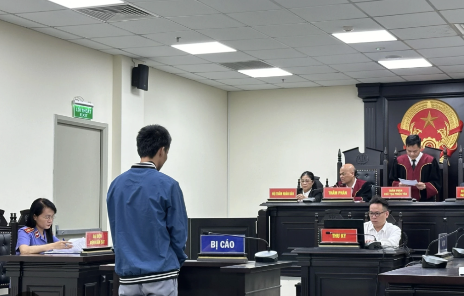 Ba cựu c&ocirc;ng an chiếm đoạt h&agrave;ng chục tỉ đồng từ điện thọai nghi phạm - Ảnh 1.