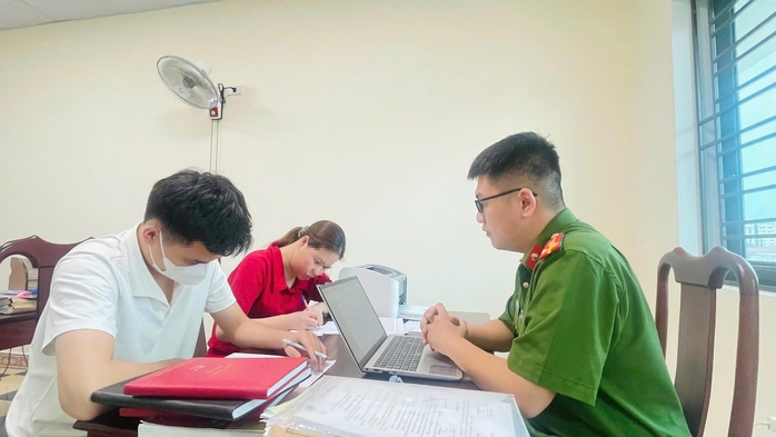 Vận động th&agrave;nh c&ocirc;ng 2 đối tượng trốn n&atilde; từ Angola về đầu th&uacute; - Ảnh 1.