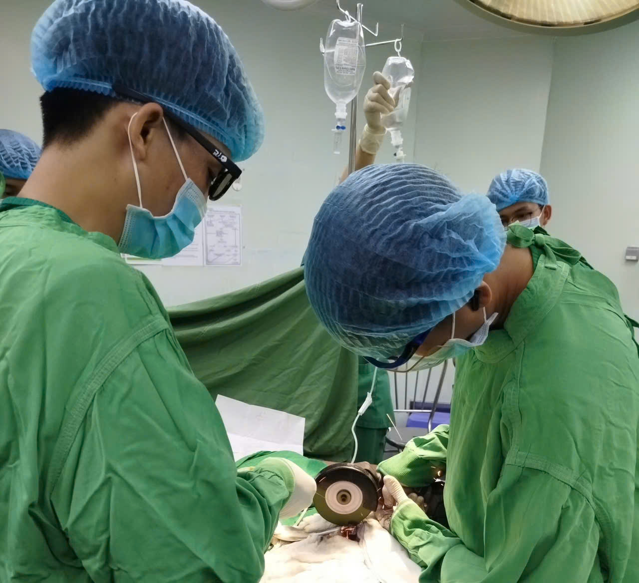 B&aacute;c sĩ d&ugrave;ng m&aacute;y cắt cứu người đ&agrave;n &ocirc;ng gặp nạn v&igrave; &ldquo;n&acirc;ng cấp&rdquo;&hellip;dương vật - Ảnh 1.