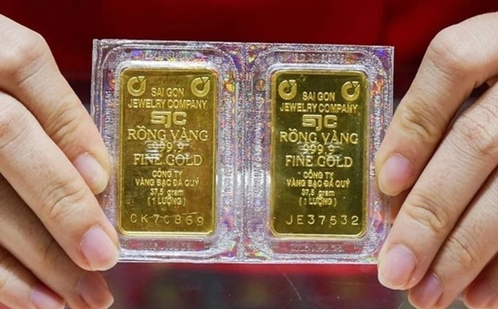 Gi&aacute; v&agrave;ng h&ocirc;m nay 5/5: V&agrave;ng SJC giảm mạnh, v&agrave;ng nhẫn "thủng" mốc 161 triệu đồng/lượng - Ảnh 1.