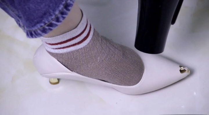Mẹo khắc phục gi&agrave;y chật hiệu quả gi&uacute;p bạn thỏai m&aacute;i hơn - Ảnh 3.