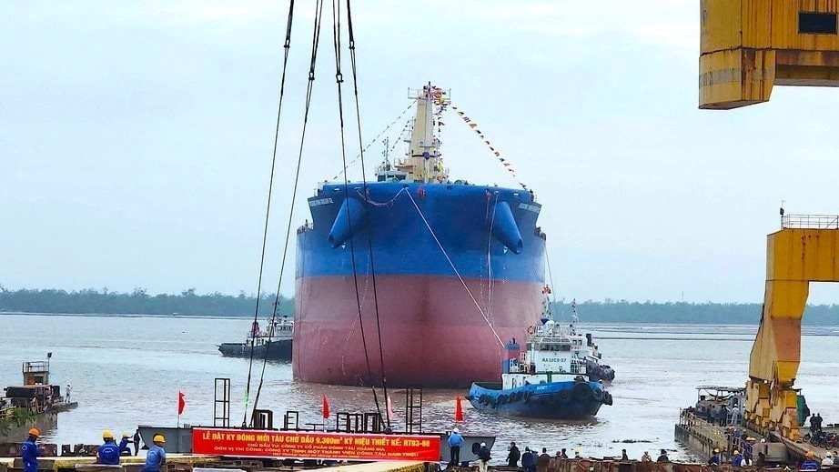 Kỳ t&iacute;ch hạ thuỷ con t&agrave;u 65.000 tấn, d&agrave;i 200m, 5 hầm h&agrave;ng do ch&iacute;nh người Việt Nam thực hiện: B&aacute;o quốc tế khen ngợi, ng&agrave;nh đ&oacute;ng t&agrave;u nước ta lọt Top 4 thế giới - Ảnh 2.