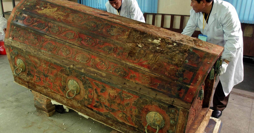 Phát hiện 'quan tài máu', chuyên gia vừa vén khăn che mặt nữ thi đã vội hét lớn: Nguy hiểm, mau rút lui! - Ảnh 1.