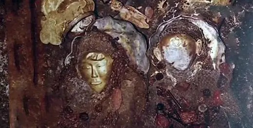 Phát hiện 'quan tài máu', chuyên gia vừa vén khăn che mặt nữ thi đã vội hét lớn: Nguy hiểm, mau rút lui! - Ảnh 3.