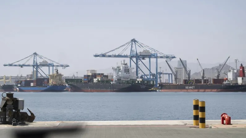 Iran tăng cường hỏa lực chờ t&agrave;u s&acirc;n bay Mỹ tại eo biển Hormuz - Ảnh 1.