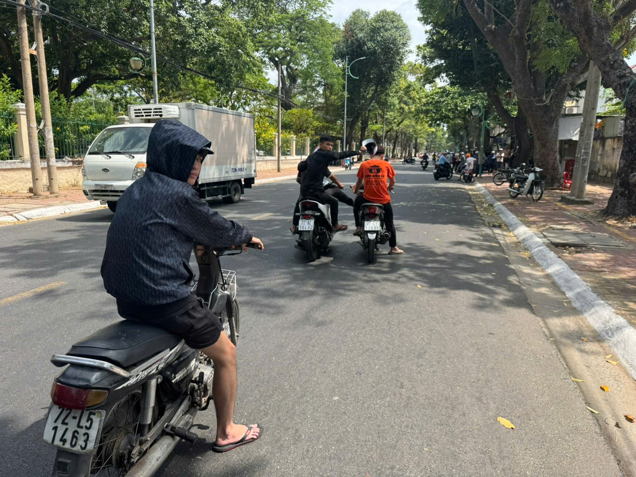 Tạm giữ 3 đối tượng tấn c&ocirc;ng người đi đường ở TPHCM g&acirc;y phẫn nộ - Ảnh 1.