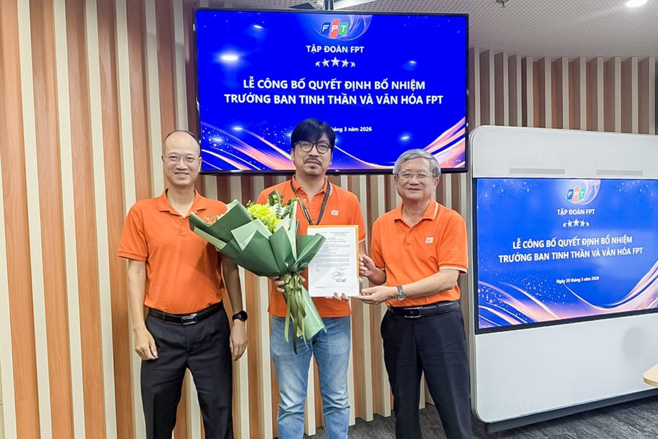 1 Gi&aacute;m đốc của Tập đo&agrave;n FPT bất ngờ đi h&aacute;t, tham gia chương tr&igrave;nh 'Anh trai vượt ng&agrave;n ch&ocirc;ng gai' - Ảnh 1.