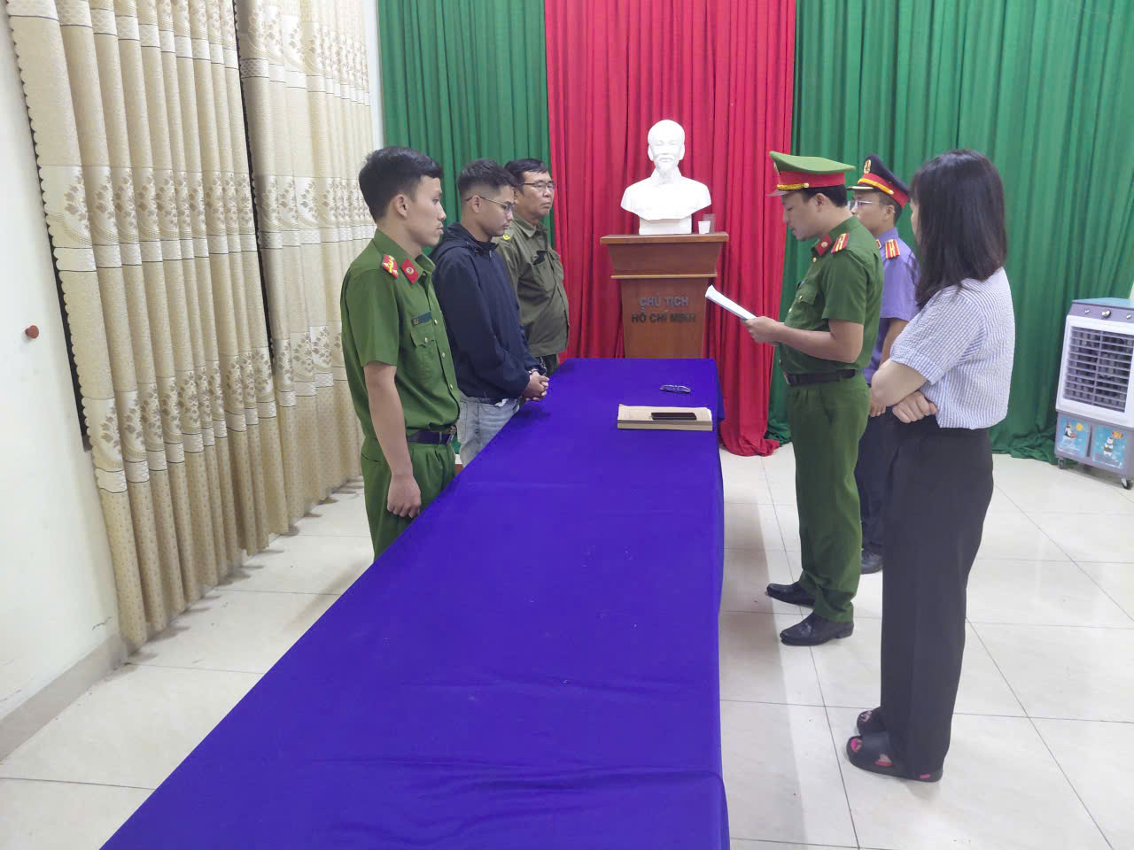 Vụ ch&aacute;y &ocirc; t&ocirc; ở Đ&agrave; Nẵng: 2 người thiệt mạng do bỏng v&agrave; ngạt kh&iacute; trong xe - Ảnh 1.