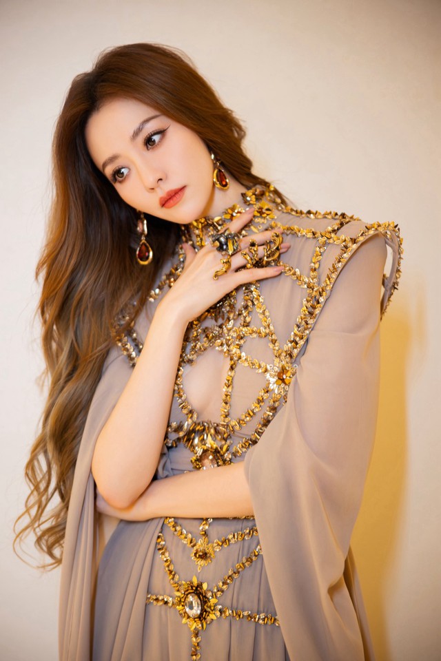 Showbiz c&oacute; mỹ nh&acirc;n l&agrave; "thi&ecirc;n thần biết h&aacute;t": 2 lần bị tố "tiểm tam", c&oacute; CEO lập c&ocirc;ng ty chục tỷ đ&ocirc; mời về h&aacute;t  - Ảnh 2.
