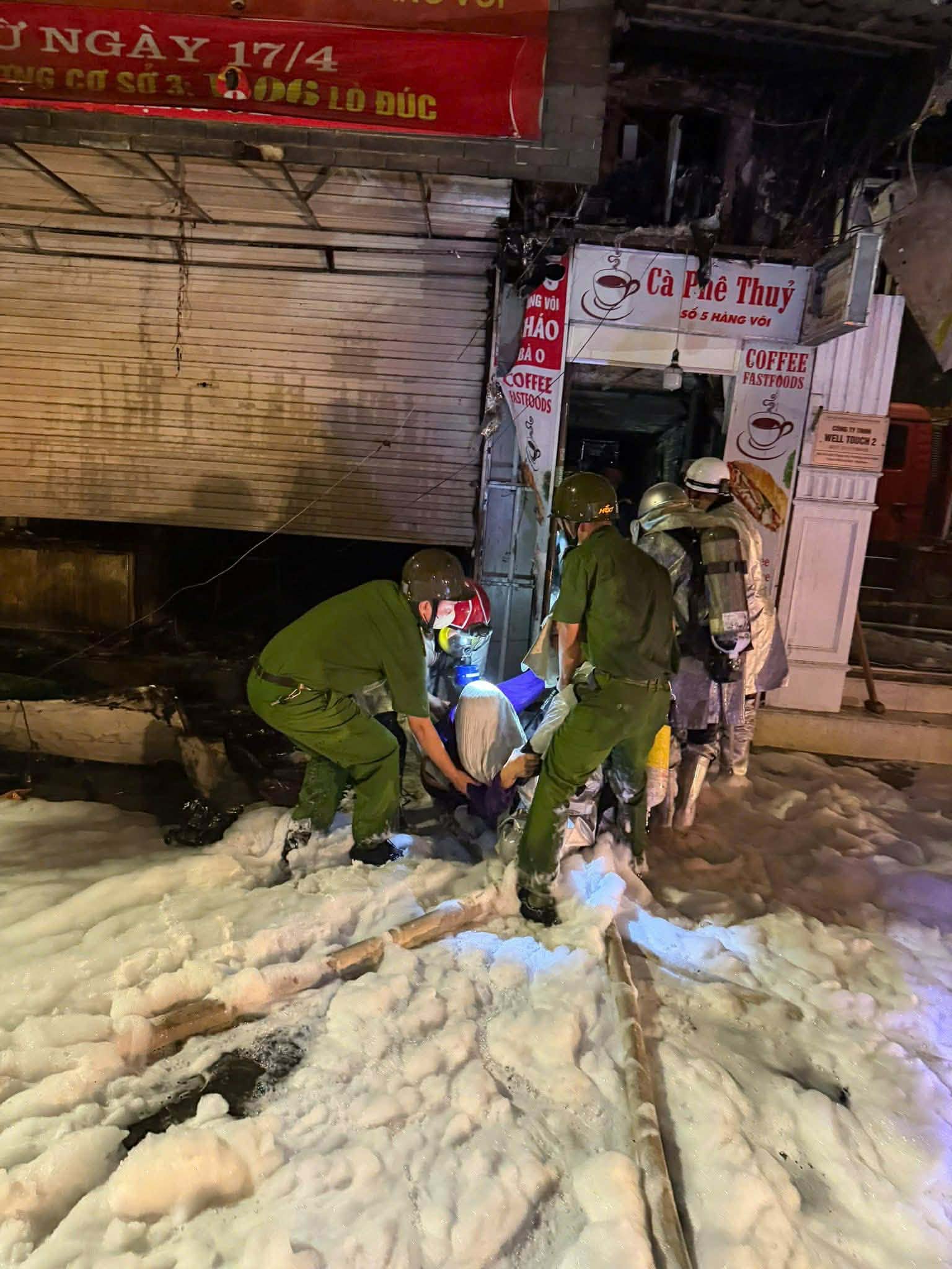 H&agrave; Nội: Qu&aacute;n ch&aacute;o nổi tiếng ở H&agrave;ng V&ocirc;i ch&aacute;y ng&ugrave;n ngụt l&uacute;c nửa đ&ecirc;m- Ảnh 1.