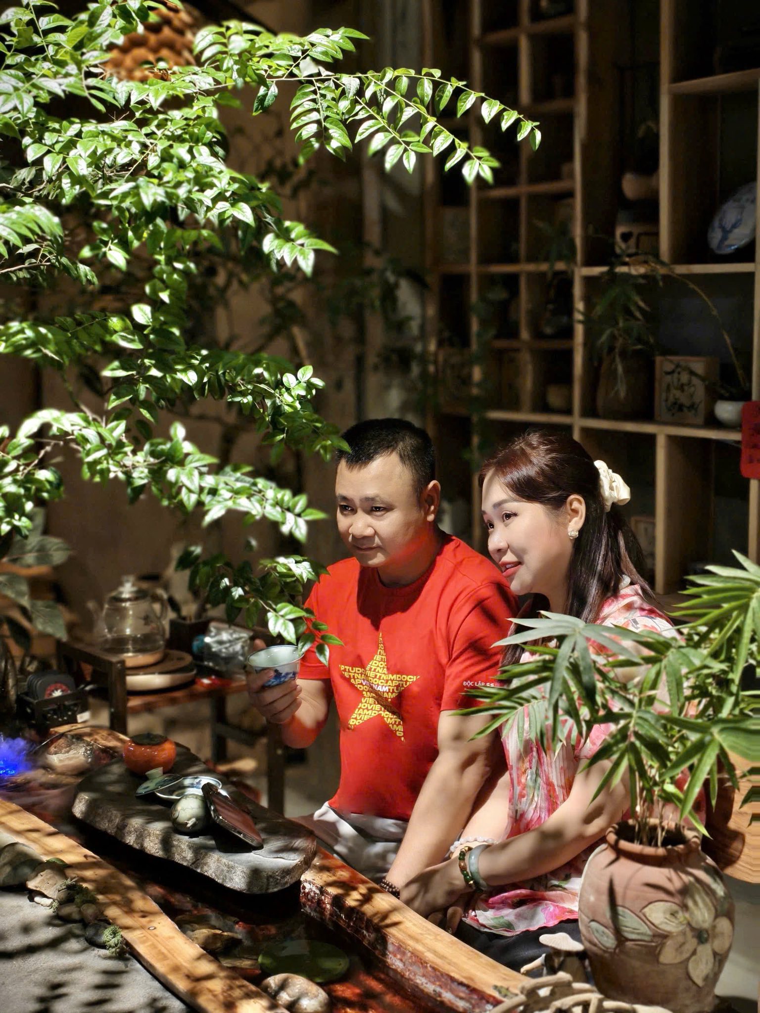 Nam NSND l&agrave; Gi&aacute;m đốc Nh&agrave; h&aacute;t Ch&egrave;o Qu&acirc;n đội b&ecirc;n người phụ nữ anh si m&ecirc;: "B&igrave;nh y&ecirc;n l&agrave; chốn đ&acirc;y" - Ảnh 1.