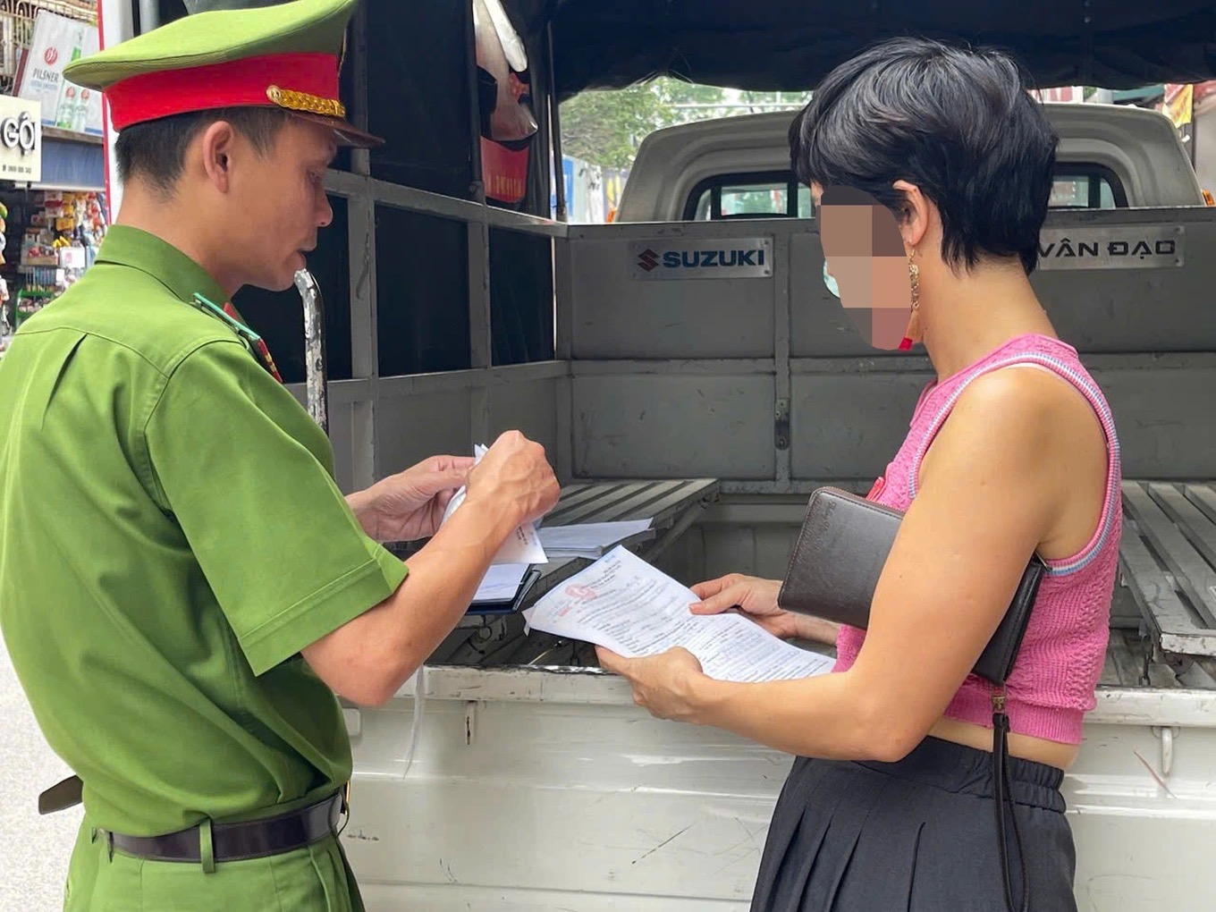 Đỗ xe sai quy định, nữ tài xế ở Hà Nội lớn tiếng với cảnh sát giữa phố: Đã rõ cái kết - Ảnh 2.