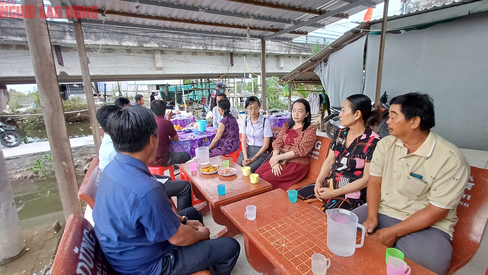 Thảm &aacute;n ở T&acirc;y Ninh: Người th&acirc;n v&agrave; h&agrave;ng x&oacute;m đến chia buồn c&ugrave;ng gia đ&igrave;nh 2 nạn nh&acirc;n - Ảnh 8.