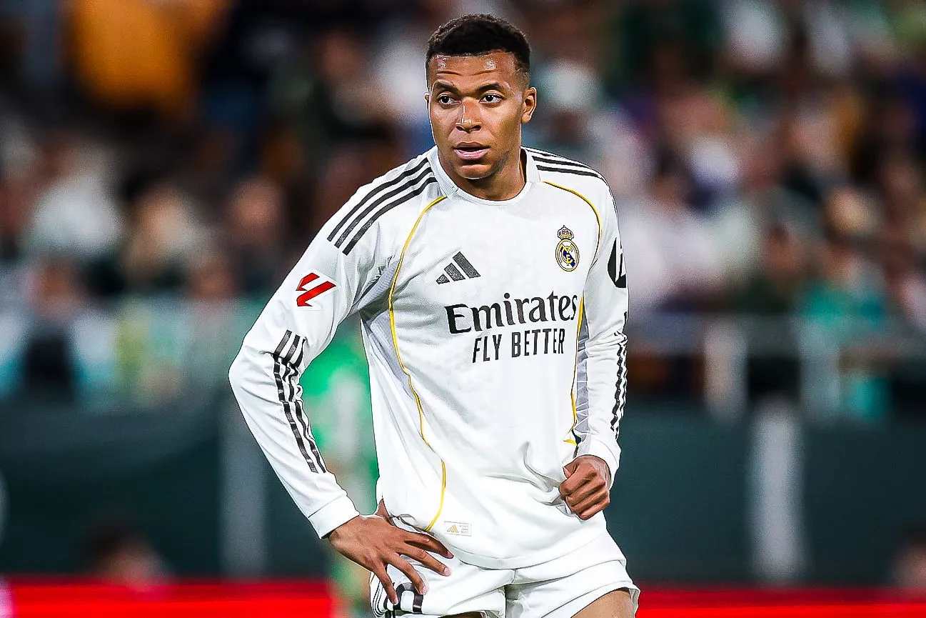 Hơn 4 triệu CĐV Real Madrid k&yacute; đơn đ&ograve;i b&aacute;n Mbappe - Ảnh 1.