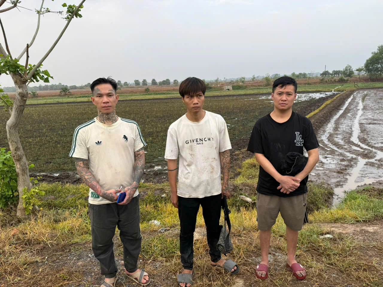 3 Người nhập cảnh tr&aacute;i ph&eacute;p từ Campuchia bị bắt sau 24 giờ t&igrave;m việc nhẹ lương cao - Ảnh 1.
