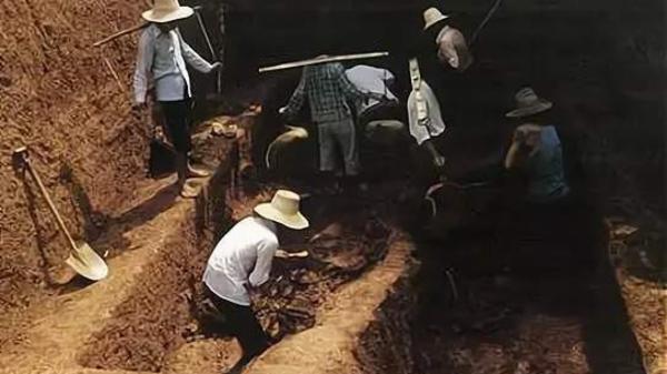 Mở nắp quan tài 2.000 tuổi, chuyên gia giật mình nghe 
