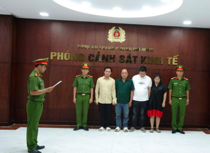 Bắt nh&oacute;m sản xuất giấm giả từ axit c&ocirc;ng nghiệp tại TP . HCM năm 2026 - Ảnh 1.