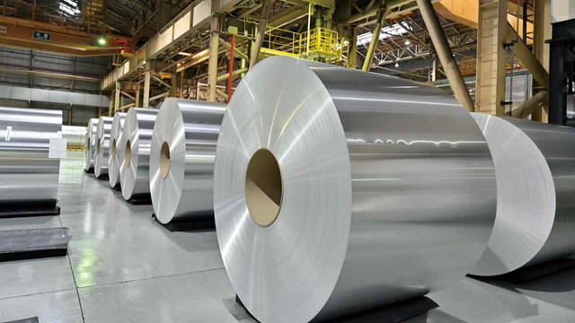 Một &lsquo;cường quốc&rsquo; c&ocirc;ng nghiệp &ocirc; t&ocirc; quen thuộc với người Việt &lsquo;tr&uacute;ng đ&ograve;n&rsquo; v&igrave; c&uacute; sốc nguy&ecirc;n liệu: Nh&ocirc;m, nhựa, th&eacute;p đồng loạt tăng, gi&aacute; xe c&oacute; thể nh&iacute;ch th&ecirc;m h&agrave;ng trăm USD - Ảnh 1.