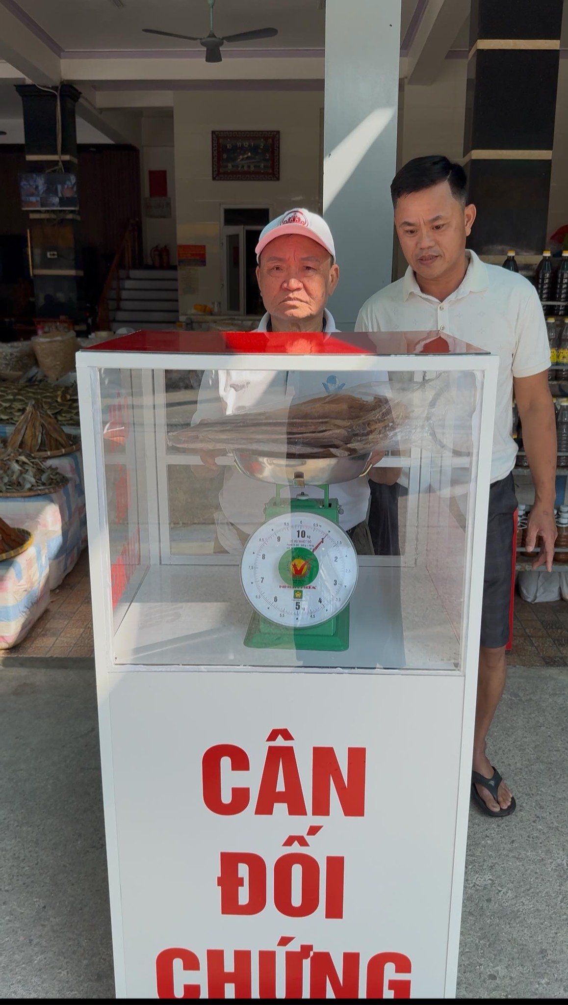 Sầm Sơn lắp c&acirc;n đối chứng ở khu hải sản để chống "bu&ocirc;n gian b&aacute;n lận" - Ảnh 2.