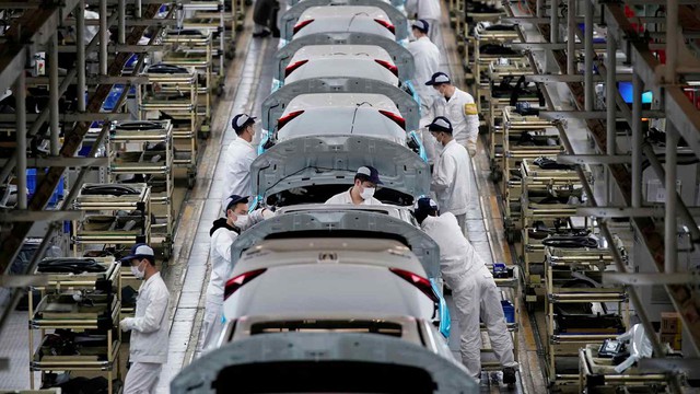 Một &lsquo;cường quốc&rsquo; c&ocirc;ng nghiệp &ocirc; t&ocirc; quen thuộc với người Việt &lsquo;tr&uacute;ng đ&ograve;n&rsquo; v&igrave; c&uacute; sốc nguy&ecirc;n liệu: Nh&ocirc;m, nhựa, th&eacute;p đồng loạt tăng, gi&aacute; xe c&oacute; thể nh&iacute;ch th&ecirc;m h&agrave;ng trăm USD - Ảnh 2.