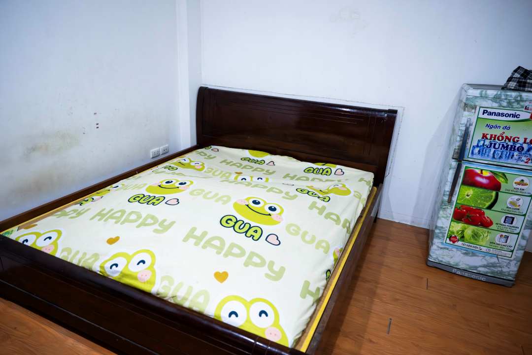 Hiện trường thương t&acirc;m vụ b&eacute; g&aacute;i 4 tuổi bị bạo h&agrave;nh tử vong ở H&agrave; Nội, chủ trọ x&oacute;t xa: "Kh&ocirc;ng bao giờ thấy vợ chồng cho đứa b&eacute; xuống dưới chơi"- Ảnh 4.