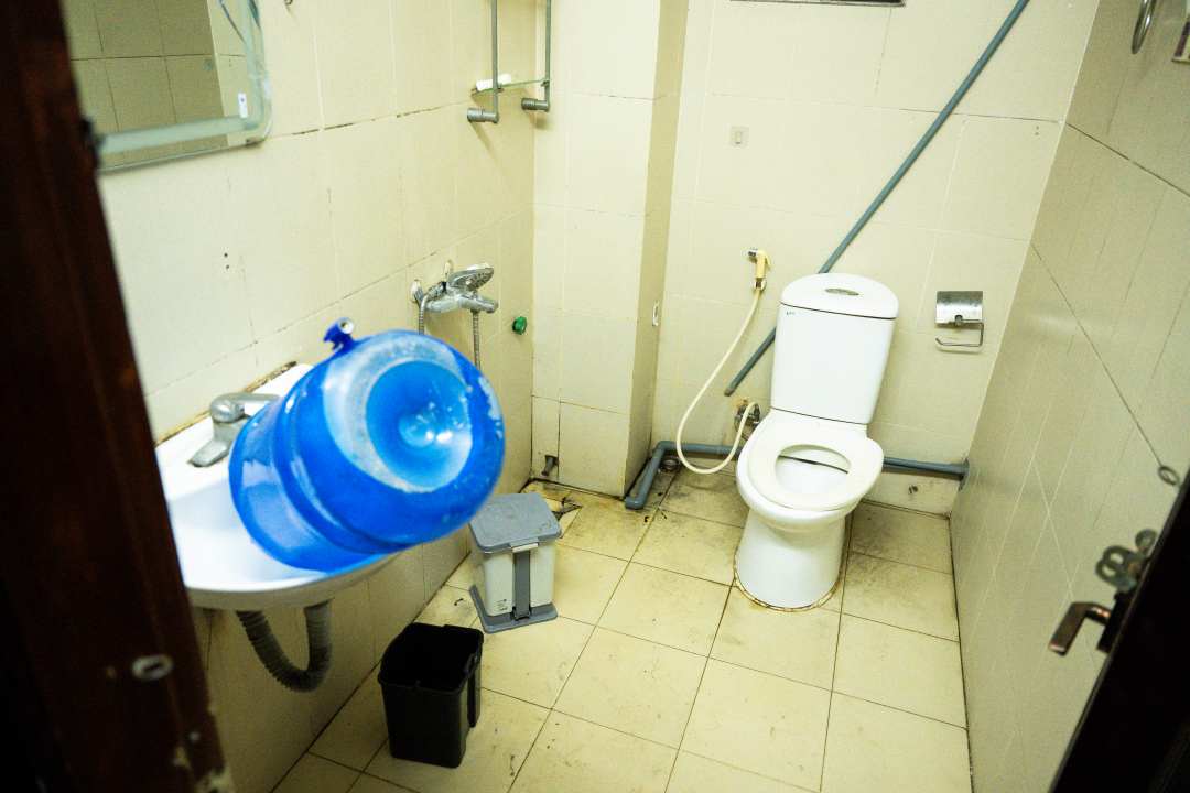 Hiện trường thương t&acirc;m vụ b&eacute; g&aacute;i 4 tuổi bị bạo h&agrave;nh tử vong ở H&agrave; Nội, chủ trọ x&oacute;t xa: "Kh&ocirc;ng bao giờ thấy vợ chồng cho đứa b&eacute; xuống dưới chơi"- Ảnh 3.