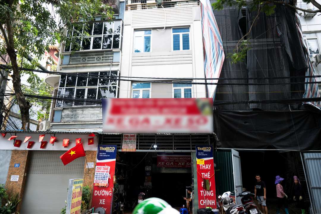 Hiện trường thương t&acirc;m vụ b&eacute; g&aacute;i 4 tuổi bị bạo h&agrave;nh tử vong ở H&agrave; Nội, chủ trọ x&oacute;t xa: "Kh&ocirc;ng bao giờ thấy vợ chồng cho đứa b&eacute; xuống dưới chơi"- Ảnh 1.