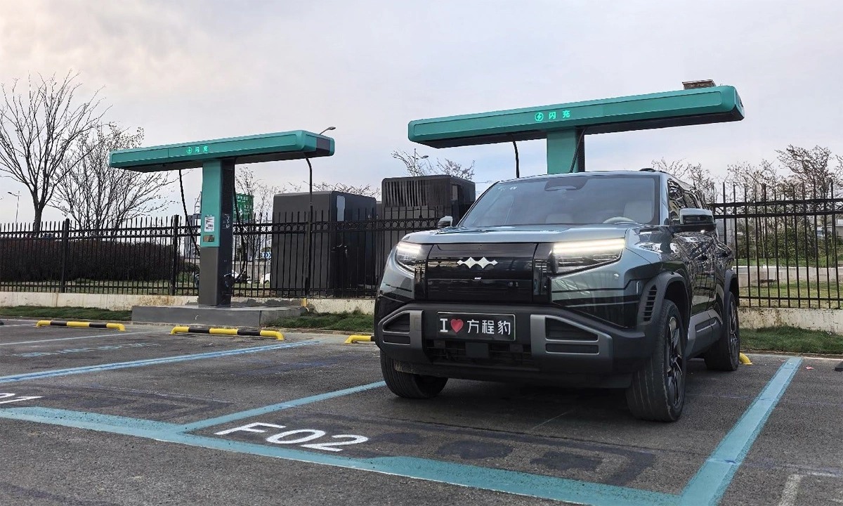 H&atilde;ng xe Trung Quốc đang b&aacute;n tại Việt Nam vừa l&agrave;m một điều 'kh&ocirc;ng tưởng': Mang xe điện ra giữa sa mạc để cắm sạc, kết quả thu về thật bất ngờ - Ảnh 4.