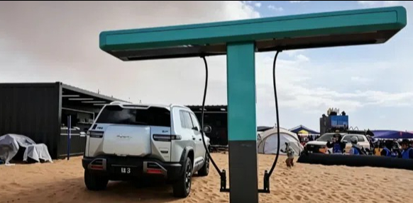 H&atilde;ng xe Trung Quốc đang b&aacute;n tại Việt Nam vừa l&agrave;m một điều 'kh&ocirc;ng tưởng': Mang xe điện ra giữa sa mạc để cắm sạc, kết quả thu về thật bất ngờ - Ảnh 2.
