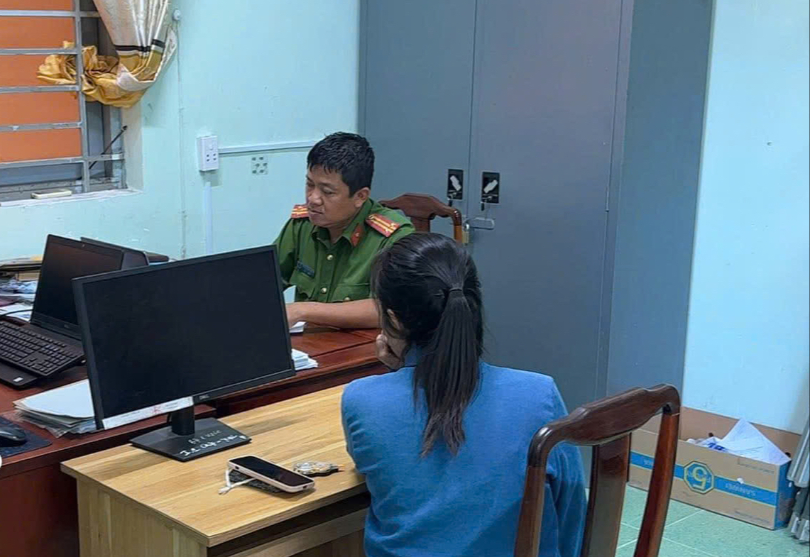 Người phụ nữ G&acirc;y tai nạn giao th&ocirc;ng rồi rời hiện trường bị C&ocirc;ng an l&agrave;m việc - Ảnh 2.