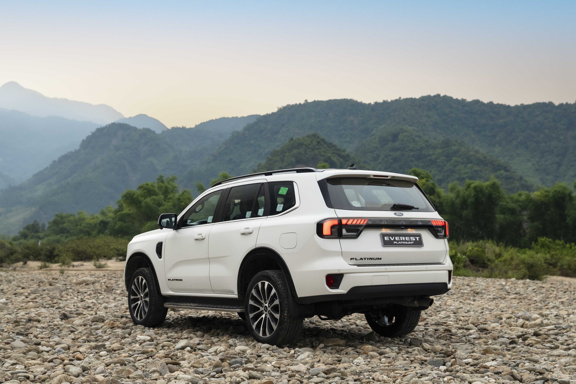 Soi kỹ từng phi&ecirc;n bản Ford Everest 2026: Ch&ecirc;nh đến 500 triệu, kh&aacute;c biệt từ động cơ đến tiện nghi- Ảnh 5.