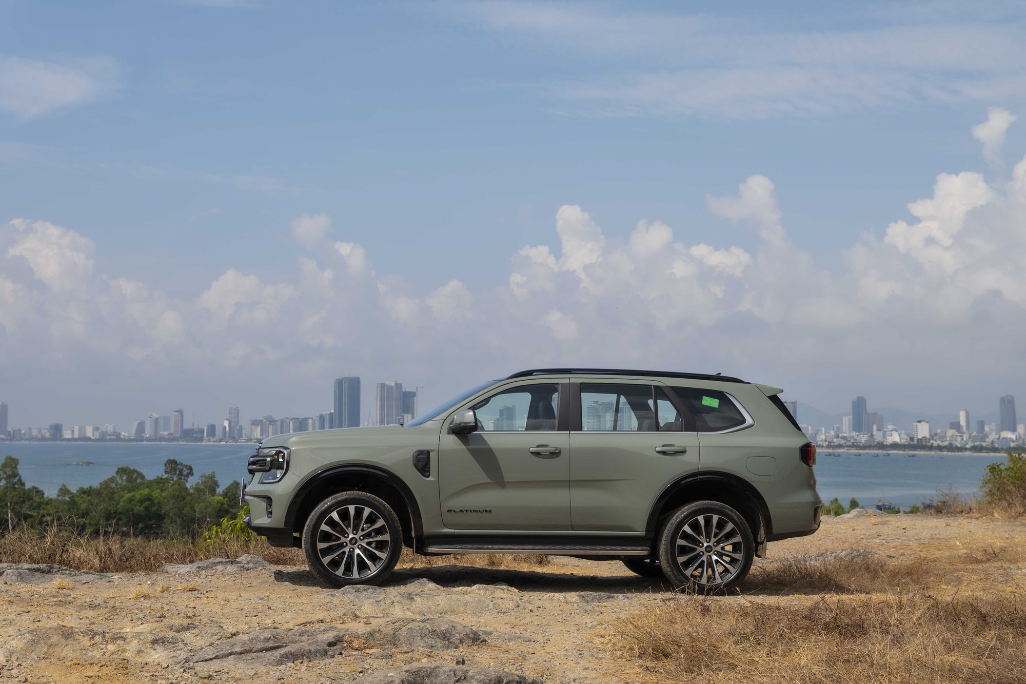 Ford Everest 2026 th&ecirc;m bản Platinum+: Gi&aacute; 1,629 tỷ đồng, d&ugrave;ng động cơ 2.3L mạnh 300 m&atilde; lực, quyết giữ ng&ocirc;i vương SUV 7 chỗ tại Việt Nam- Ảnh 10.