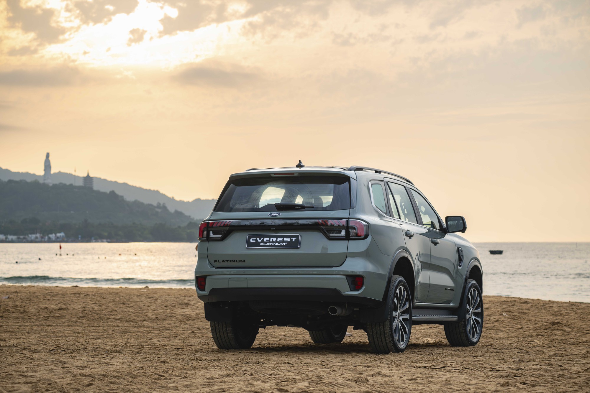 Ford Everest 2026 th&ecirc;m bản Platinum+: Gi&aacute; 1,629 tỷ đồng, d&ugrave;ng động cơ 2.3L mạnh 300 m&atilde; lực, quyết giữ ng&ocirc;i vương SUV 7 chỗ tại Việt Nam- Ảnh 8.