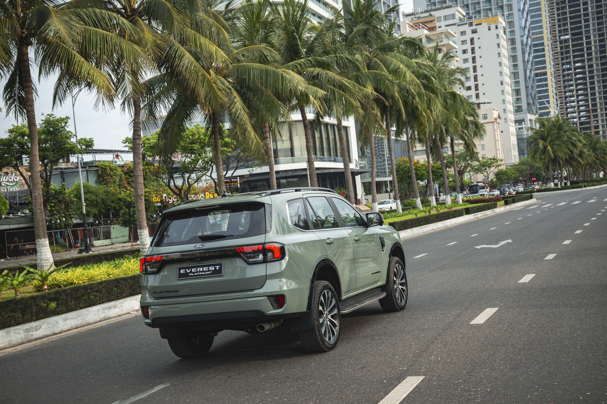 Ford Everest 2026 th&ecirc;m bản Platinum+: Gi&aacute; 1,629 tỷ đồng, d&ugrave;ng động cơ 2.3L mạnh 300 m&atilde; lực, quyết giữ ng&ocirc;i vương SUV 7 chỗ tại Việt Nam- Ảnh 6.