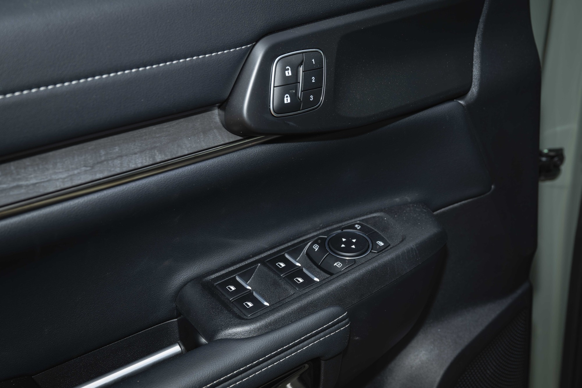 Ford Everest 2026 th&ecirc;m bản Platinum+: Gi&aacute; 1,629 tỷ đồng, d&ugrave;ng động cơ 2.3L mạnh 300 m&atilde; lực, quyết giữ ng&ocirc;i vương SUV 7 chỗ tại Việt Nam- Ảnh 17.