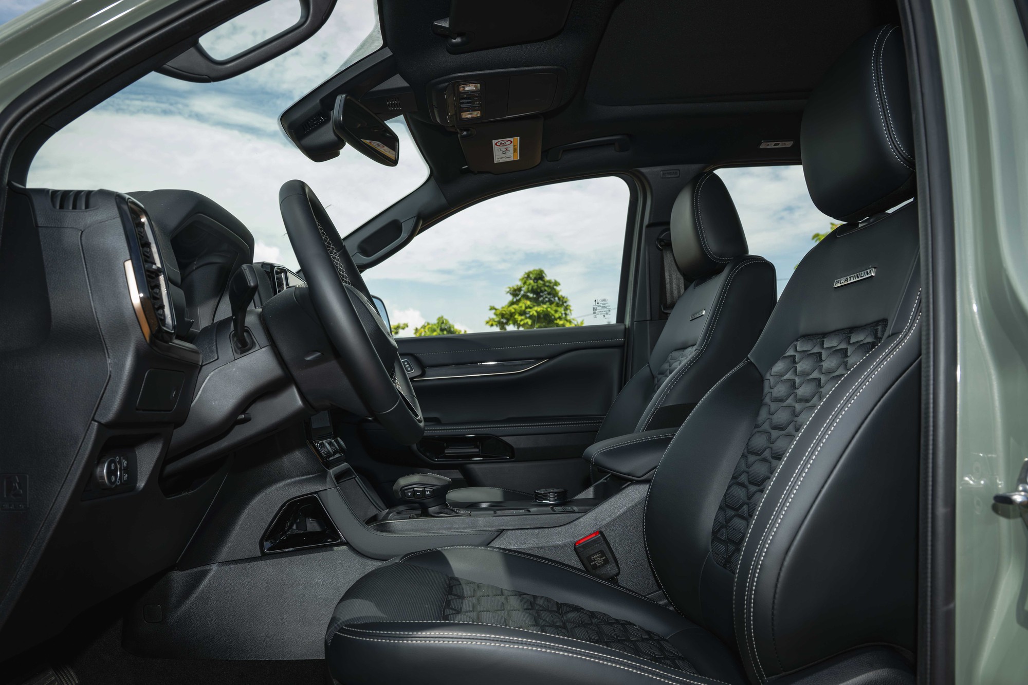 Ford Everest 2026 th&ecirc;m bản Platinum+: Gi&aacute; 1,629 tỷ đồng, d&ugrave;ng động cơ 2.3L mạnh 300 m&atilde; lực, quyết giữ ng&ocirc;i vương SUV 7 chỗ tại Việt Nam- Ảnh 15.