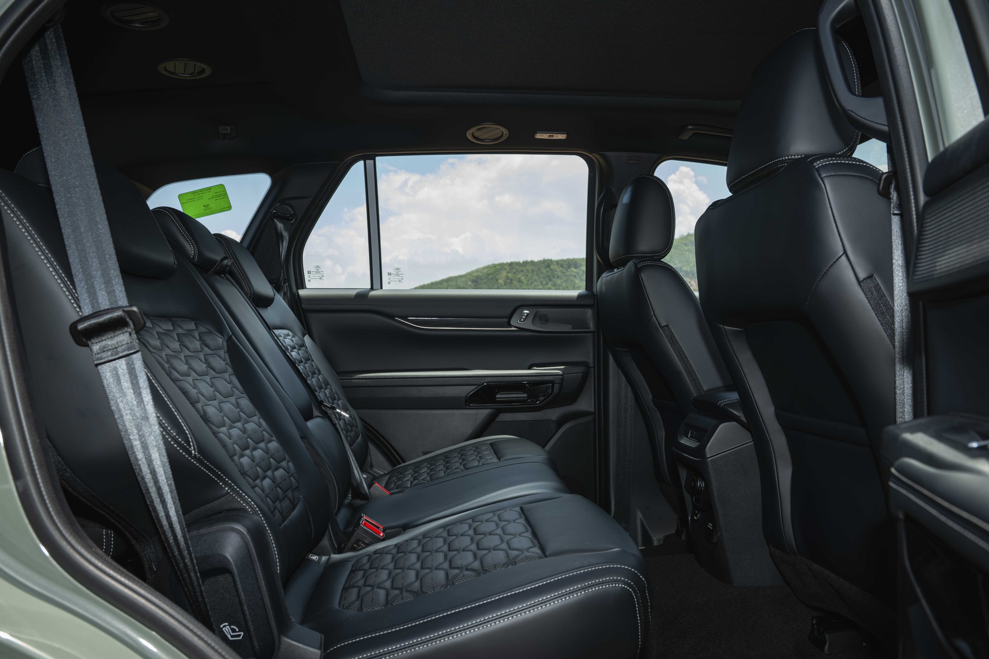 Ford Everest 2026 th&ecirc;m bản Platinum+: Gi&aacute; 1,629 tỷ đồng, d&ugrave;ng động cơ 2.3L mạnh 300 m&atilde; lực, quyết giữ ng&ocirc;i vương SUV 7 chỗ tại Việt Nam- Ảnh 5.