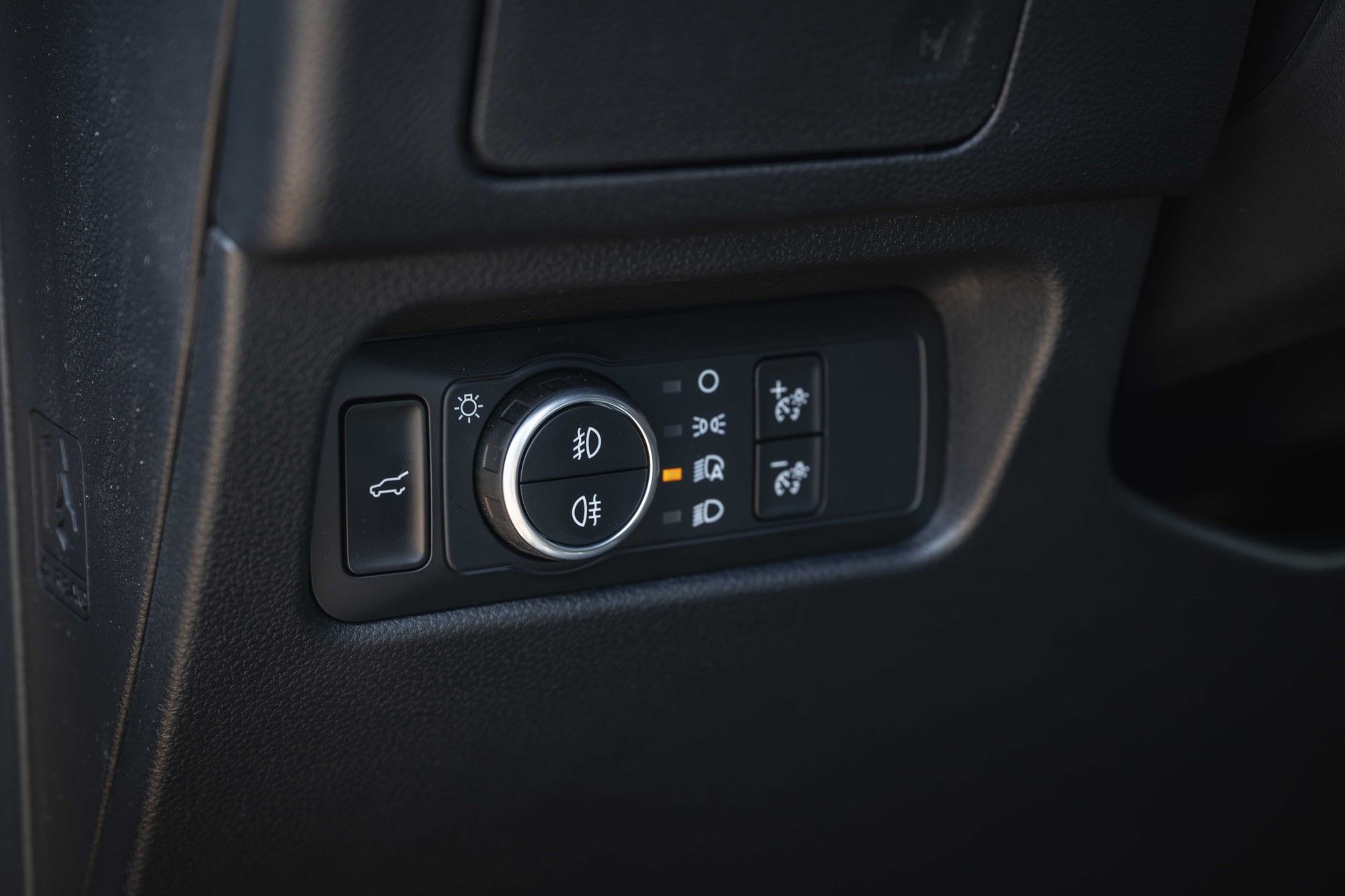 Ford Everest 2026 th&ecirc;m bản Platinum+: Gi&aacute; 1,629 tỷ đồng, d&ugrave;ng động cơ 2.3L mạnh 300 m&atilde; lực, quyết giữ ng&ocirc;i vương SUV 7 chỗ tại Việt Nam- Ảnh 16.
