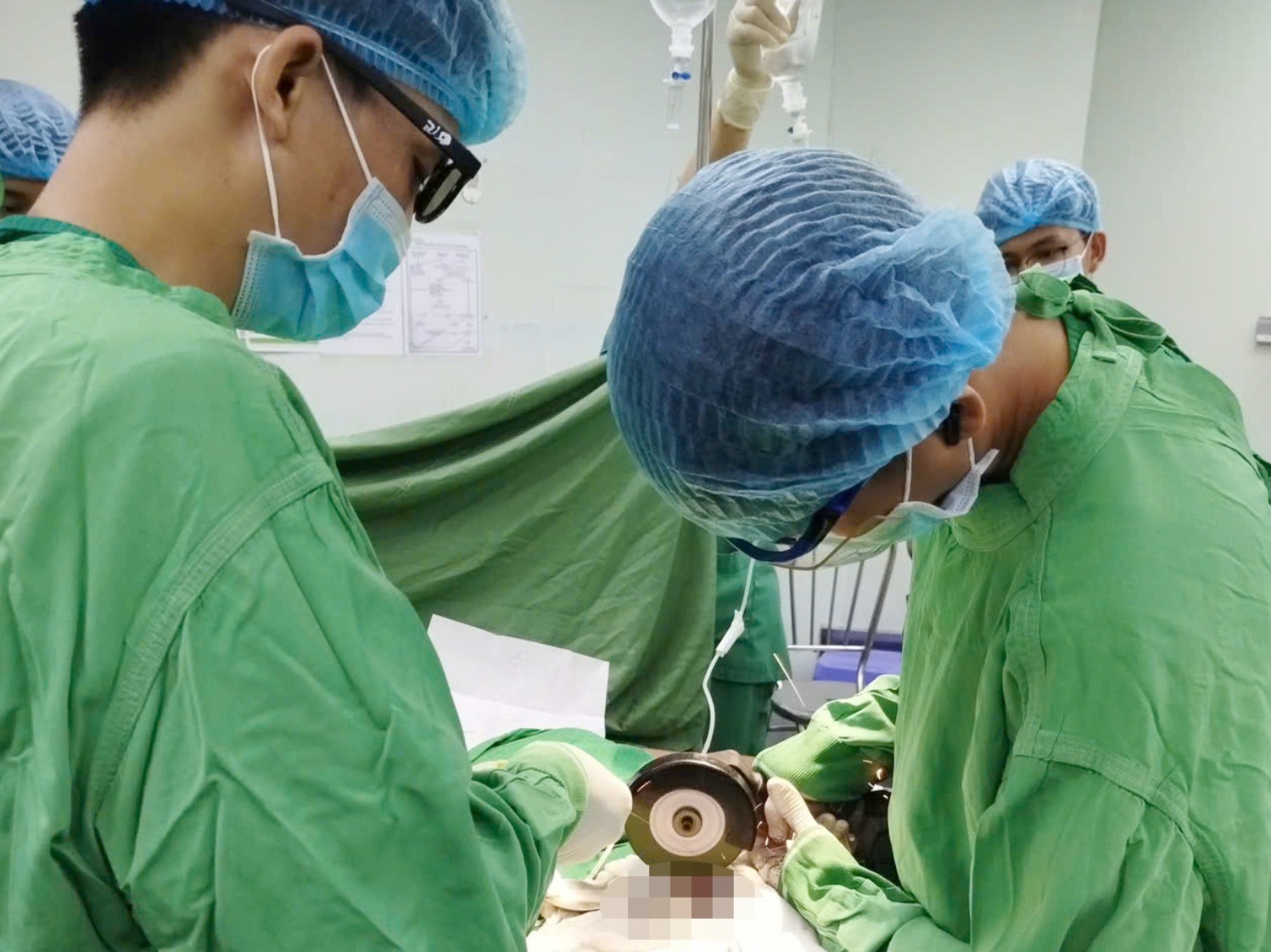 Người đ&agrave;n &ocirc;ng ở An Giang gặp nạn v&igrave; &ldquo;n&acirc;ng cấp&rdquo; dương vật, b&aacute;c sĩ chỉ ra những nguy cơ - Ảnh 1.