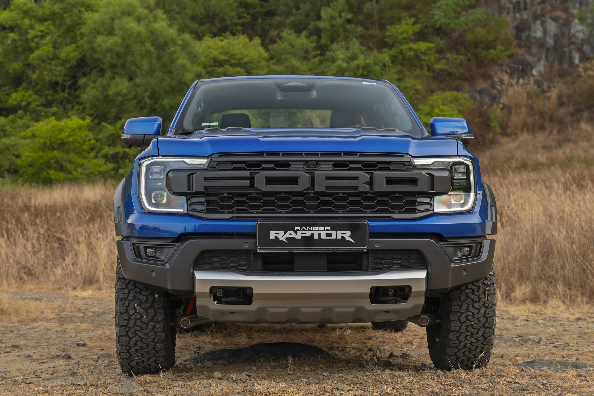 Ford Ranger Raptor xăng chốt gi&aacute; 1,448 tỷ đồng tại Việt Nam: Th&ecirc;m 149 triệu lấy m&aacute;y mới gần 400hp, tiện nghi cao cấp hơn bản m&aacute;y dầu- Ảnh 4.