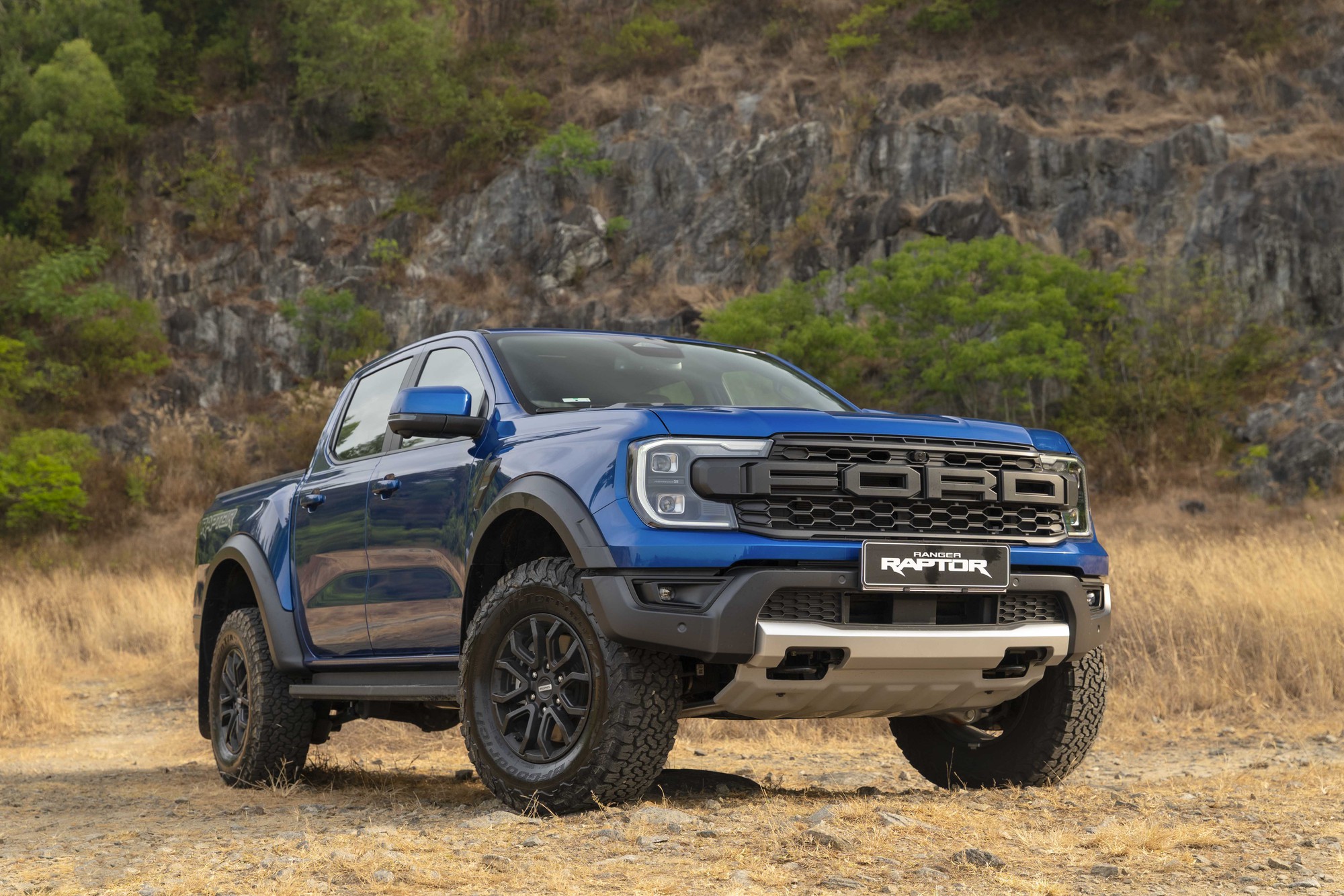 Ford Ranger Raptor xăng chốt gi&aacute; 1,448 tỷ đồng tại Việt Nam: Th&ecirc;m 149 triệu lấy m&aacute;y mới gần 400hp, tiện nghi cao cấp hơn bản m&aacute;y dầu- Ảnh 1.
