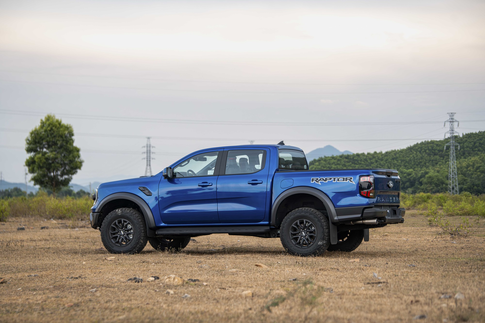Ford Ranger Raptor xăng chốt gi&aacute; 1,448 tỷ đồng tại Việt Nam: Th&ecirc;m 149 triệu lấy m&aacute;y mới gần 400hp, tiện nghi cao cấp hơn bản m&aacute;y dầu- Ảnh 6.