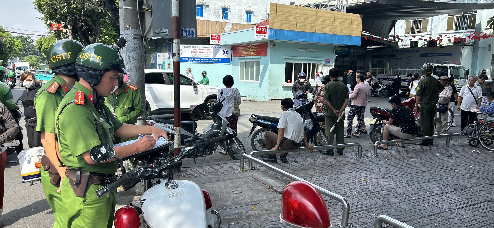 Nhiều trường hợp bị xử phạt khi buôn bán trước cổng bệnh viện - Ảnh 3.