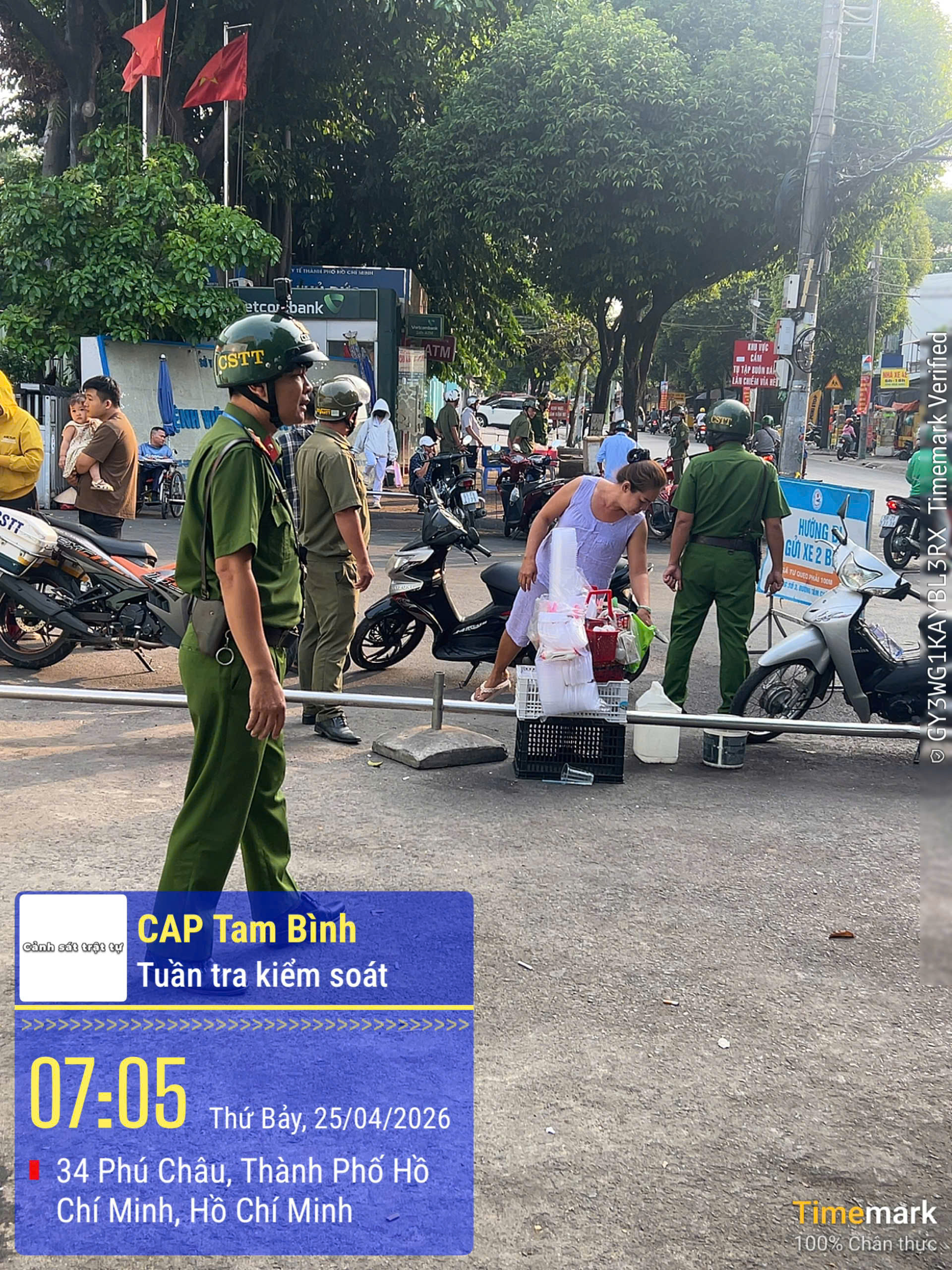 Nhiều trường hợp bị xử phạt khi buôn bán trước cổng bệnh viện - Ảnh 1.