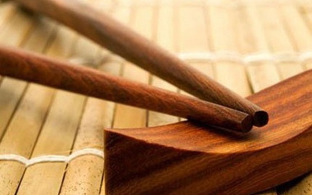 5 lưu ý quan trọng cho gia đình đang dùng đũa gỗ - Ảnh 1.