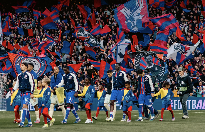 Crystal Palace lần đầu v&agrave;o chung kết c&uacute;p ch&acirc;u &Acirc;u, b&oacute;ng đ&aacute; Anh lập kỳ t&iacute;ch - Ảnh 1.