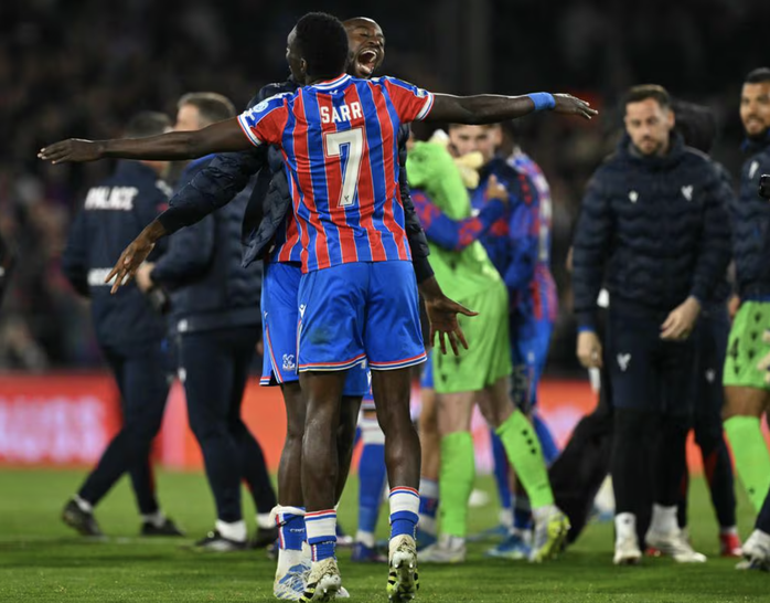 Crystal Palace lần đầu v&agrave;o chung kết c&uacute;p ch&acirc;u &Acirc;u, b&oacute;ng đ&aacute; Anh lập kỳ t&iacute;ch - Ảnh 7.