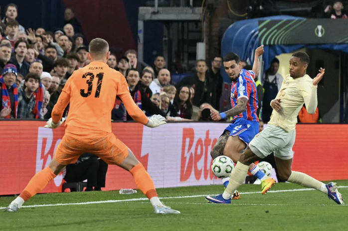 Crystal Palace lần đầu v&agrave;o chung kết c&uacute;p ch&acirc;u &Acirc;u, b&oacute;ng đ&aacute; Anh lập kỳ t&iacute;ch - Ảnh 3.